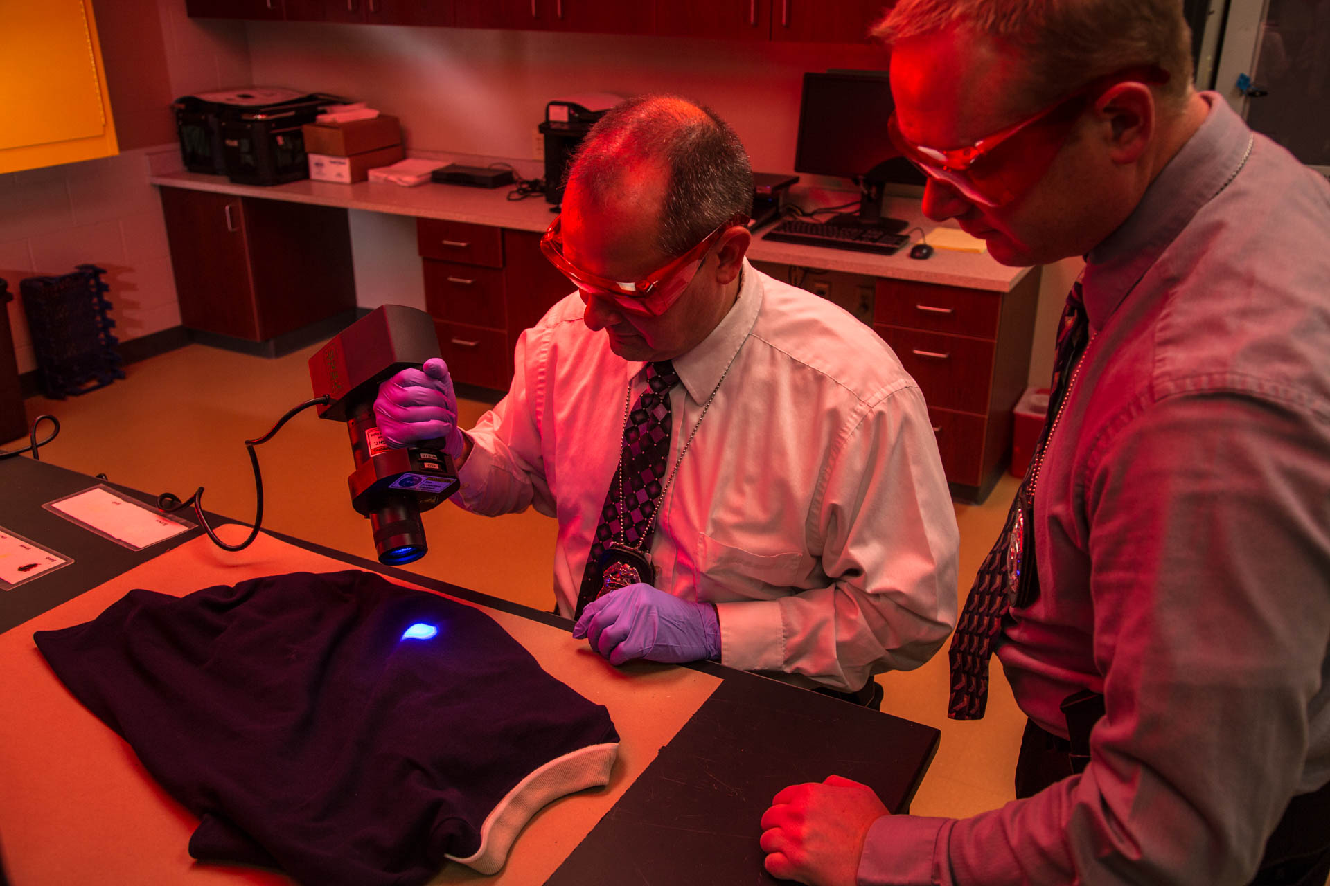 ecpd-detectives-solving-case-with-black-light-looking-for-fluid